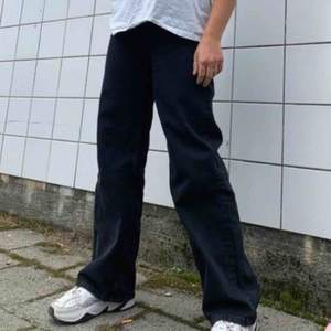 Ej mina bilder! Säljer de superpopulära byxorna Yoko från Monki. Supersnygga vida jeans, älskar dessa men de behöver säljas🥰