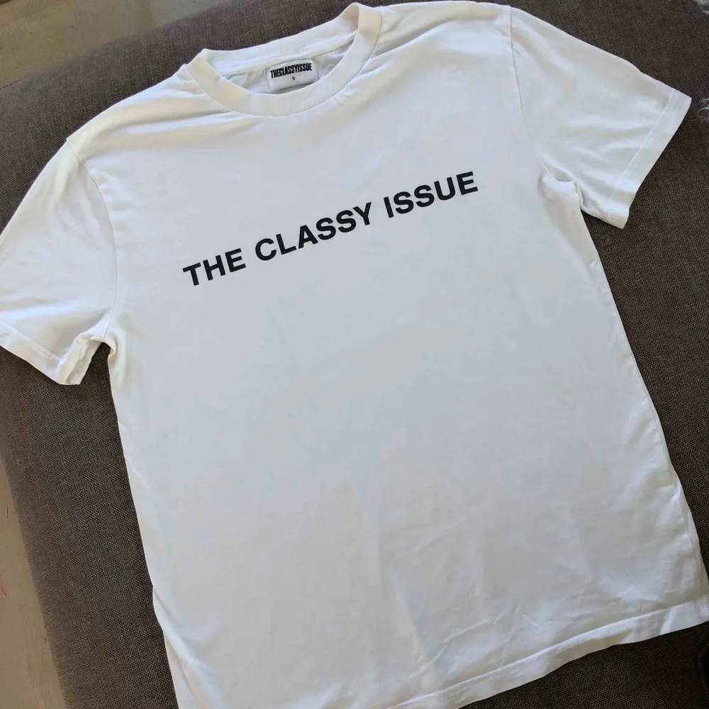 The classy issue T-shirt inköpt på NK . I storlek S och den är unisex.. T-shirts.