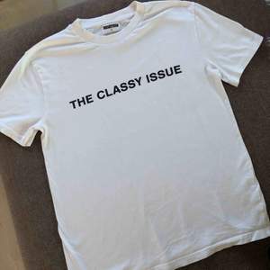 The classy issue T-shirt inköpt på NK . I storlek S och den är unisex.