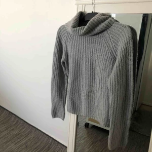  - Grå stickad tröja med en krage i storlek M, skulle passa även som storlek S för lite mer ”oversize”. Använt ett par gånger. Kontakta för fler bilder och frågor! Frakt förekommer.
