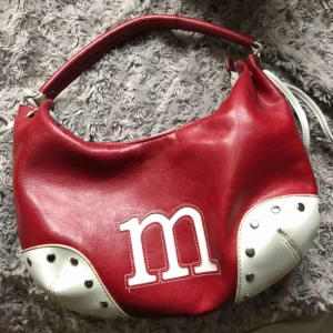  - Jättefin axelväska som är så snygg särskilt när man fyller upp den. Frakt 30kr