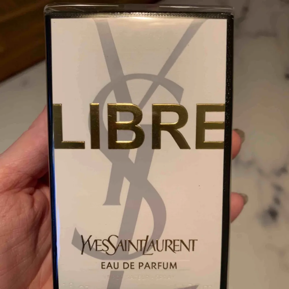 YSL parfym 30ml ”Libre”.  Säljs pga att jag är allergisk mot parfym & fick inget kvitto så kan inte byta.  Ansvarar ej för postens slarv! Frakt tillkommer. Parfym.