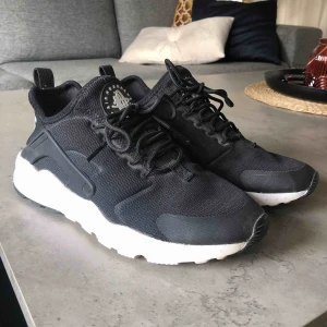  - Supersköna svarta Nike air huarache 🖤 Använda någon enstaka gång, alltså i nyskick ✨ köparen står för frakten eller så finns dom att hämtas i Rimbo  