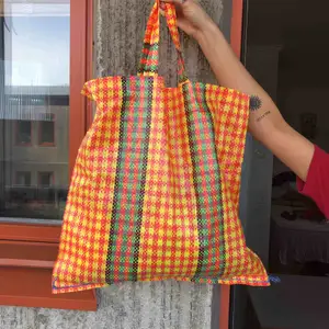 Unik väska i påsformat   Perfekt om man har några smågrejer man inte får plats med i handväskan   Material: plast   Ej använd.  Kan mötas upp i Stockholm