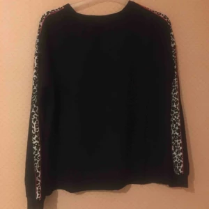  - Superskön tröja. Leopard mönster på sidorna. Står S i dem men passar mig som har M. Endast provad. Frakt inräknat. Obs! Finnes matchande byxor i egen annons. Kan samfraktas med denna tröja, men byxorna i sig kostar +50kr.  