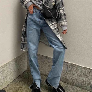  - Svinsnygga jeans med slits!! Har typ ett par likadana så dessa kommer inte till så mkt användning🧡tar bud från 300kr⚡️⚡️slutsålda på hemsidan