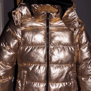 Guldig jacka - Super fin guldig jacka. Använd sparsamt. Frakten är inkluderad i priset. ☺️