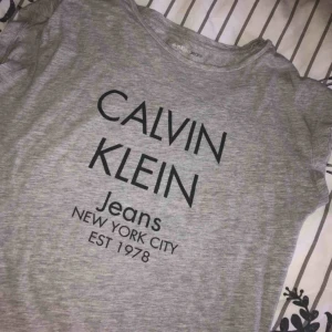  - Supersnygg o bekväm Ck t-shirt. Den är XS men lite oversize.