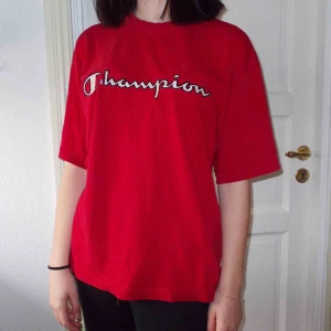  - Röd champion T-shirt! Två små hål vid texten annars bra skick, kan skicka bild på hålen om det önskas☺️passar S-L