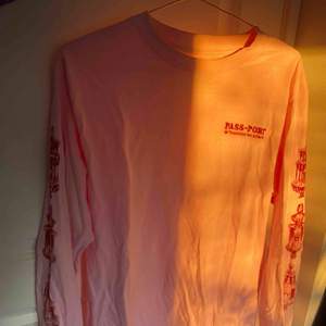 Streetwear!! Supersnygg rosa tröja från Passport, köpt i Köpenhamn för ca 350kr. Frakt tillkommer❣️❣️