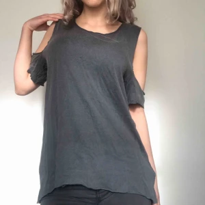 T-shirt - Cool t-shirt/topp från H&M i storlek S! Bra skick eftersom jag har aldrig använt den. Köparen står för frakten men kan även mötas upp i Uppsala, Knivsta eller Sigtuna.  Tveka inte att fråga mig om något! 😜