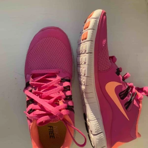 Nike free - Storlek 38 men jag tycker de är väldigt små i storleken så skulle nästan säga att det är 36/37 Aldrig använda Möter upp i Uppsala annars står köparen för frakten💓🌸🧡Kan frakta flera plagg tsm så kolla in min profil för mer kläder :)