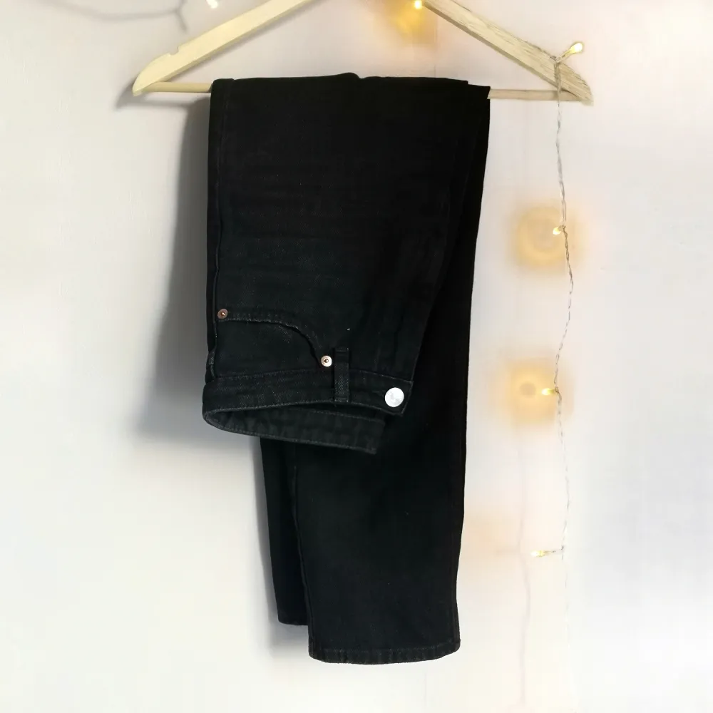 Klassiska svarta mom jeans från Monki (nypris 400kr) som legat i garderoben sedan de köptes då jag växte ur dem nästan direkt :) . Jeans & Byxor.