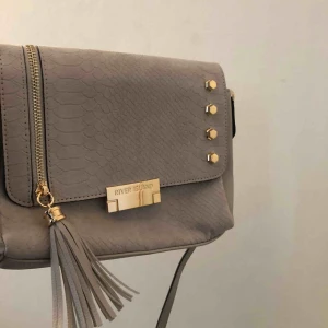  - Väska ifrån River Island Aldrig använd  Köparen står för frakt 