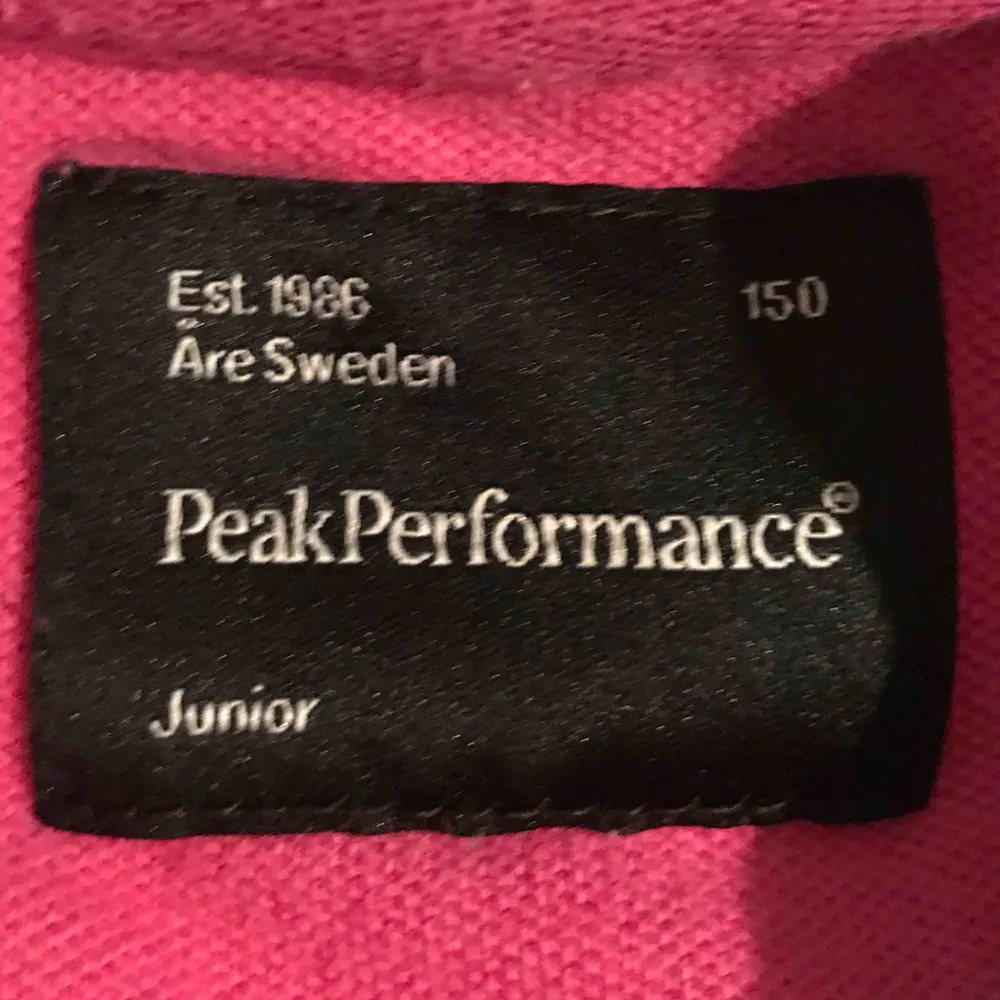 Randig PeakPerformance ”set”. Var en klänning innan i storlek 150 men sydde om den till en kjol och t-shirt.  🤍💕🍉. Klänningar.