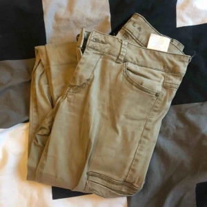  - Cargobyxor i stretchtyg från Vila. Passar även S-M