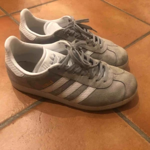  - Fina adidas gazelle skor! Storlek 38 i fint skick.  Nypris: 700kr  Köparen står för frakt!