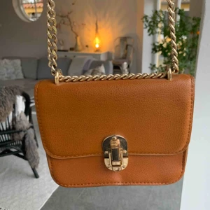  - FRAKT INGÅR! Fin brun färg, bandet är lite skadar men funkar finfint!