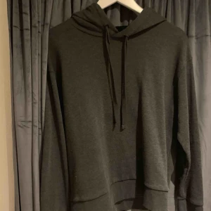  - Grå hoodie