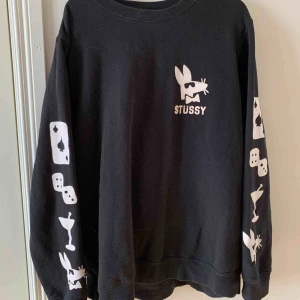  - Stussy sweatshirt med tryck. Frakt 67kr