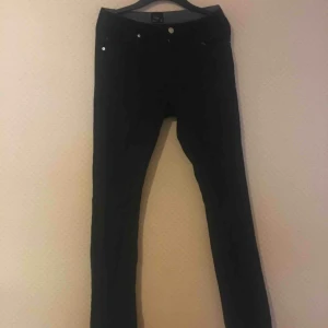  - Fina svarta jeans. Står xs men passar nog en s. Säljes pga för små. Endast provade. Frakt tillkommer