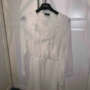  - Klänning ifrån Nelly i från object, använd 1 gång! Väldigt fräsch!’