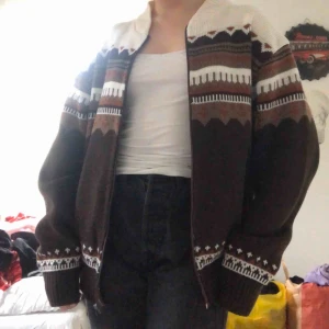  - Supermysig stickad kofta! Riktig vintage-vibe!! Pris kan diskuteras, den har en liten fläck (fråga gör bild) men den går nog bort i tvätten!