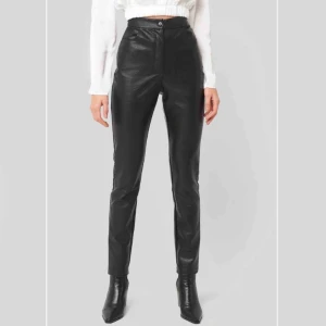  - Säljer riktigt coola skinn kostymbyxorna från nakd, kan mötas up i Stockholm annars står köparen för frakten💞