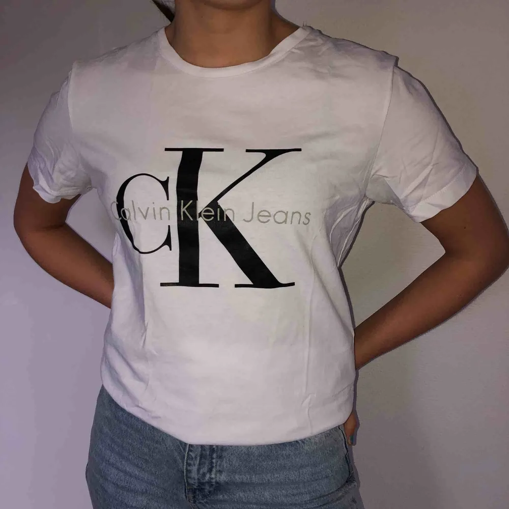 T-shirt från Calvin Klein i väldigt bra skick, alltså knappt använd och som ny. Originalpris är 500kr. Frakt ingår i priset! . T-shirts.