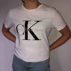  - T-shirt från Calvin Klein i väldigt bra skick, alltså knappt använd och som ny. Originalpris är 500kr. Frakt ingår i priset! 