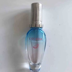  - Säljer min fräscha escada parfym! Köpt i somras! Priset är diskutervart