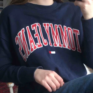  - Sweatshirt från Tommy Jeans. Säljer då jag tyvärr aldrig använder den!! Sitter mer som en medium tycker jag🌟🦋kan skickas på posten eller mötas i Karlstad!!