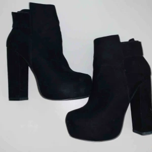  - Superfina svarta högklackade skor i sammet. Köpta för 599kr och endast använda en gång på nyår. Säljes för att de inte riktigt är min stil.