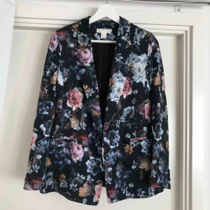  - Kavaj från H&M i strl 34 i fint blommönster. Materialet ger en känsla av satin och den håller formen bra utan att bli skrynklig. Knappt använd, som ny ✨  Frakt tillkommer/upphämtning i Sollentuna.