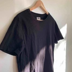  - En lång tshirt, jag har använt den som klänning! Bra skick trots använd :-) 