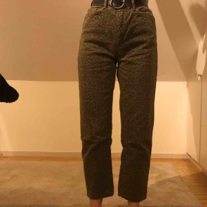  - Säljer dessa gröna leopardmönstrade mom jeansen som jag köpte för 600kr. De har blivit för stora för mig och därför använder jag dem inte längre. I gott skick! Frakt tillkommer - om du inte kan mötas upp i centrala stockholm.