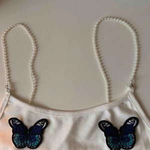  - Söt topp med pärlband, oanvänd tyvärr för stor för mig! Storlek XS men mer som en S enligt mig :)  •Frakt redan inkluderad i priset!! 