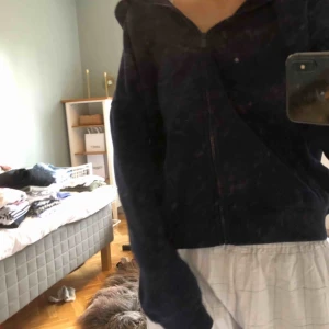  - Säljer denna riktigt sköna och snygga marinblåa zipped hoodie där det står kenzo Paris på ryggen. Det ska va en annan färg på texten men den har åkt bort i tvätten. Men jag tycker den är snyggare nu då den ser lite mer vuxen ut. Grundpris 3200