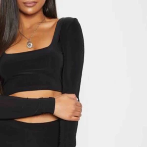  - En snygg topp ifrån prettylittlething. Mer bilder skriv privat. Frakt betalas av köpare:) 