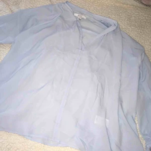  - Superfin blus, något genomskinlig. Storlek SMALL. Endast använd 1 gång. Något genomskinlig.  • Köparen står för frakt!