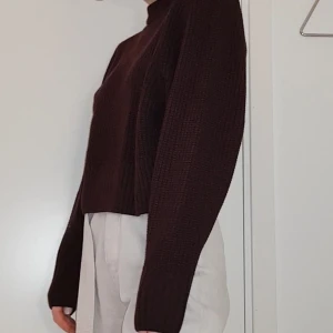 Stickad tröja - Söt mörkröd/lila-aktig, stickad tröja, ganska kort, HELT oanvänd. Tröjan är från Monki och säljs i affärerna nu för 250kr. Dyrt va? Fynda här istället!