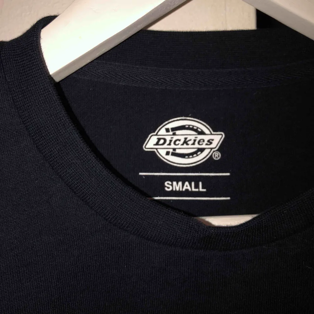 En suuuuperball tröja från Dickies!! Nypris 400kr, använd en gång och säljer bara pga den är svår att matcha o därför inte kommer till användning.                                              Perfekt t både tjejer o killar!🥰. T-shirts.