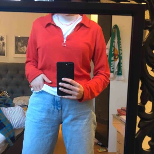  - En jättefin röd tröja. Tunt, skönt tyg och är perfekt till en svalare sommardag❤️☀️ Vet inte vart den kommer ifrån.