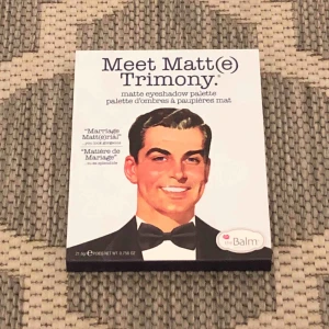  - ”Meet Matte Trimony” Matt ögonskuggspalett från The Balm. Helt oanvänd, inte ens swatchad. Köpt för typ 450kr på kicks. Frakt tillkommer!