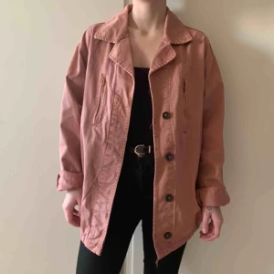 Rosa jacka - Tunnare jeansjacka från pull and bear. Aldrig använd! Storlek M   Möts i Stockholm eller fraktar. Köpare står för frakt.