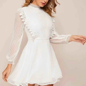  - Perfekt till studenten eller skolavslutningen!! Säljer denna superfina vita klänning som var tänkt till studenten men var tyvärr för stor. Har inga egna bilder då den enbart är testad! Gratis frakt! 