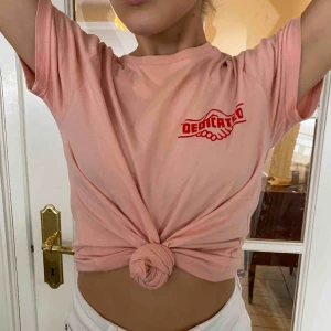  - Tisha från T-shirt store med ett coolt tryck och nice färger