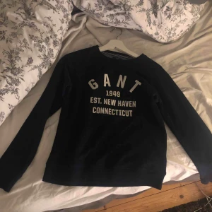 Gant tröja - Gant tröja i marinblått, använd fåtal gånger och har inget slitage på sig alls! Köpt för 799kr