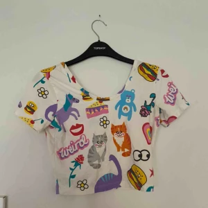  - Lazy Oaf x Nasty Gal ’13  Kort stretchig top med ”klistermärkes”-tryck