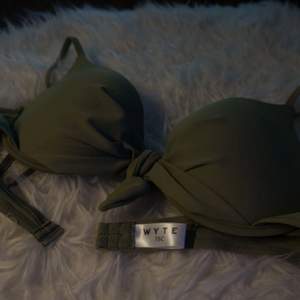 Oanvänd bikinitopp i stl 75C. Lite push-up, ställbara axelband och detalj framtill🌸 Khaki grön.